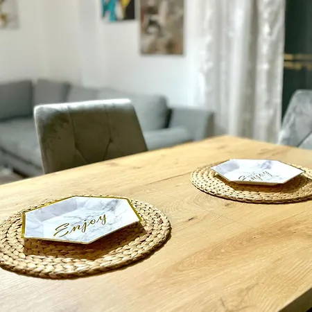 Lena's Near Center * Tiran