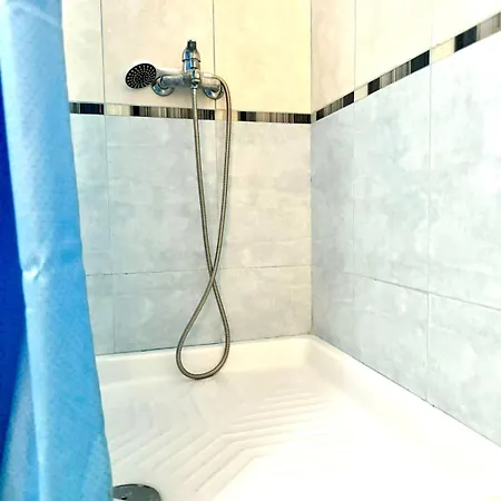 Lena's Near Center Daire