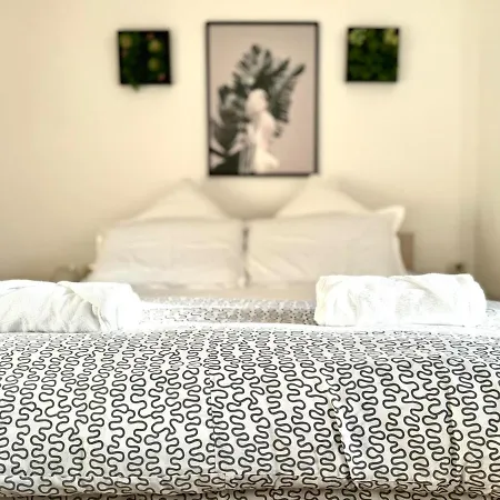 Lena's Near Center Daire