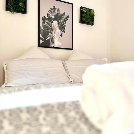 Lena's Near Center Tiran