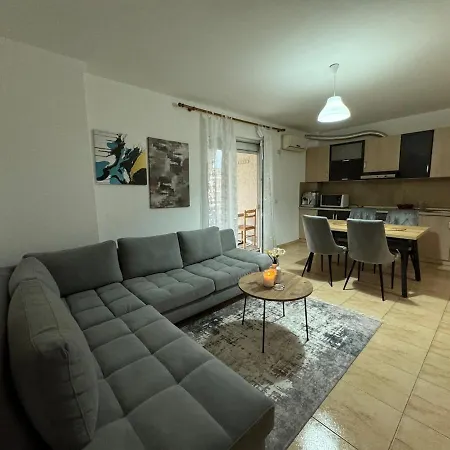 Daire Lena's Near Center