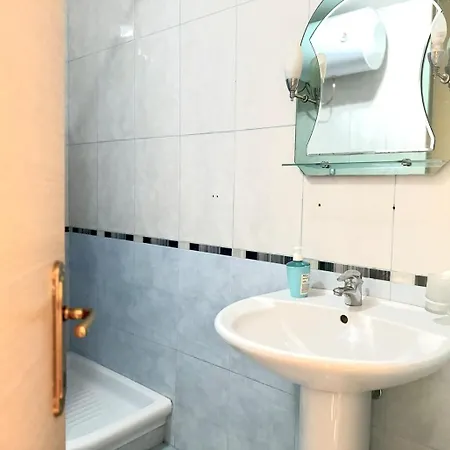 Lena's Near Center Daire *