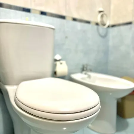 Daire Lena's Near Center