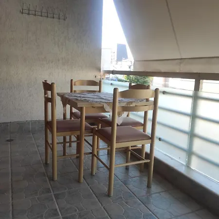 Lena's Near Center Apartmán