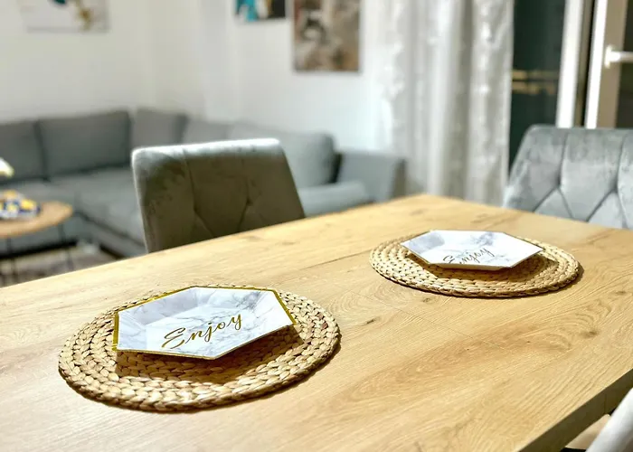 Lena's Near Center * ティラナ