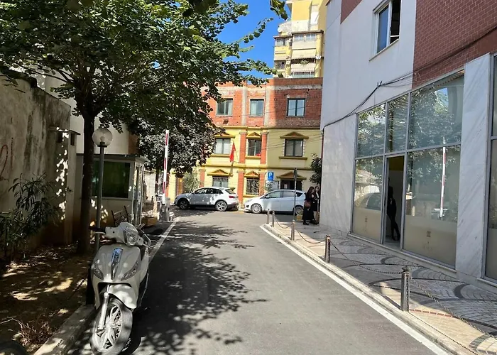 Lena's Near Center * ティラナ