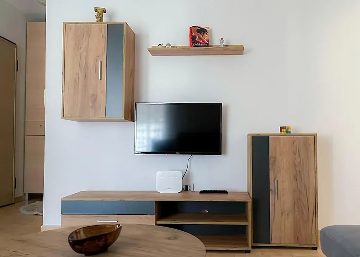 Lena's Near Center ティラナ