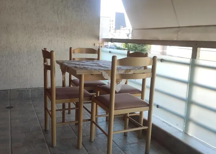 Lena's Near Center アパート